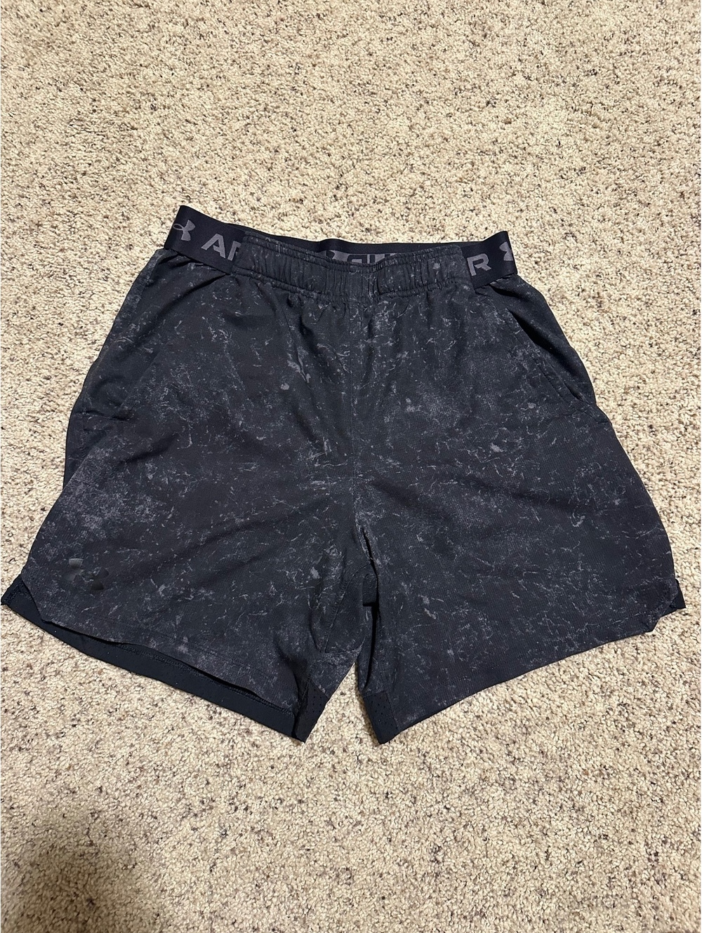 Under Armour Men's Athletic Black Patterned Shorts Medium